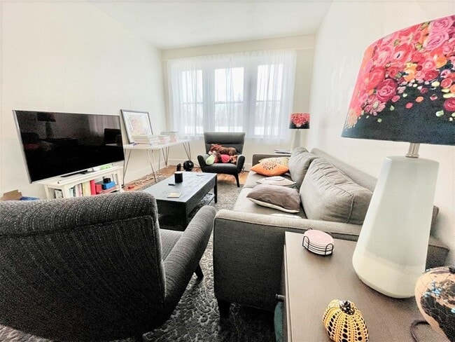 Building Photo - 76 Martin St