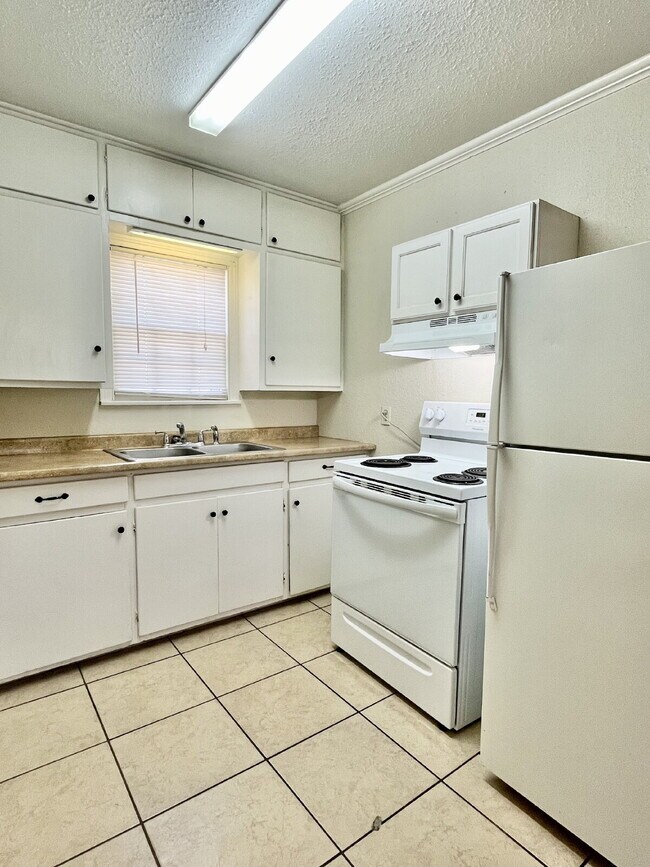 Foto del edificio - Tech Terrace Area Home with Private Yard & Washer/Dryer