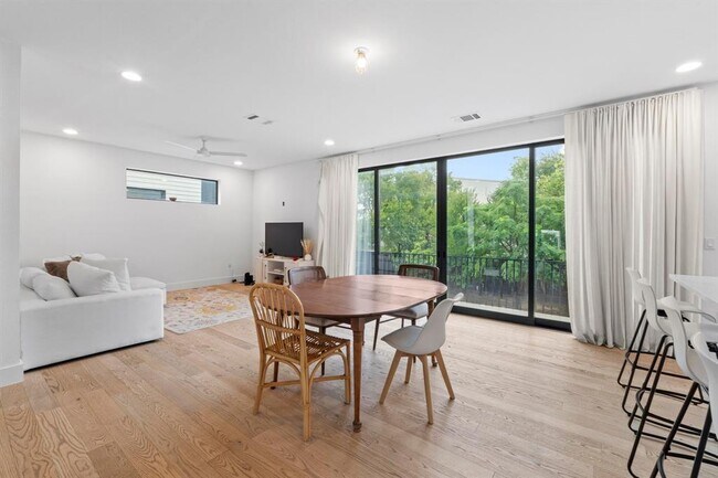 Foto del edificio - 3406 E 17th St