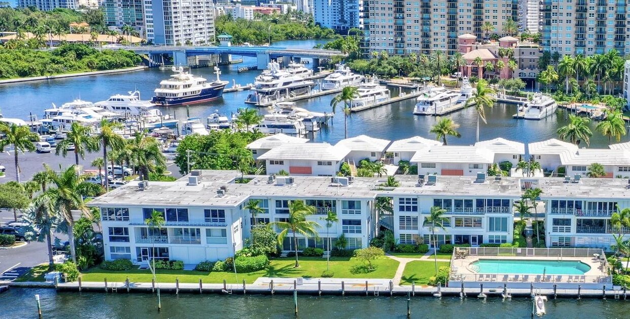 Primary Photo - 2727 Yacht Club Blvd