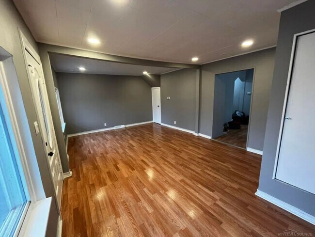Foto del edificio - 8647 Chalmers Ave