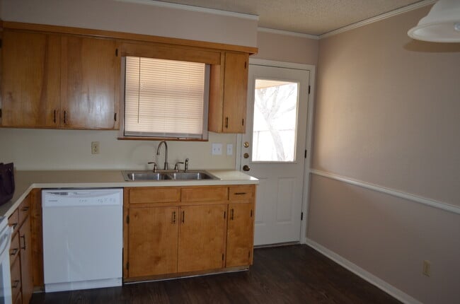 Building Photo - 905 Crymes Ln