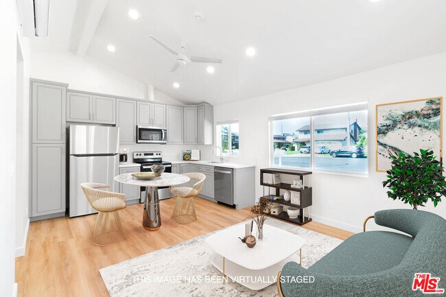 Foto del edificio - 8326 Beckford Ave