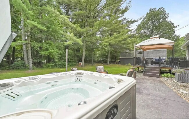 Foto del edificio - 2870 Brook Hills Dr