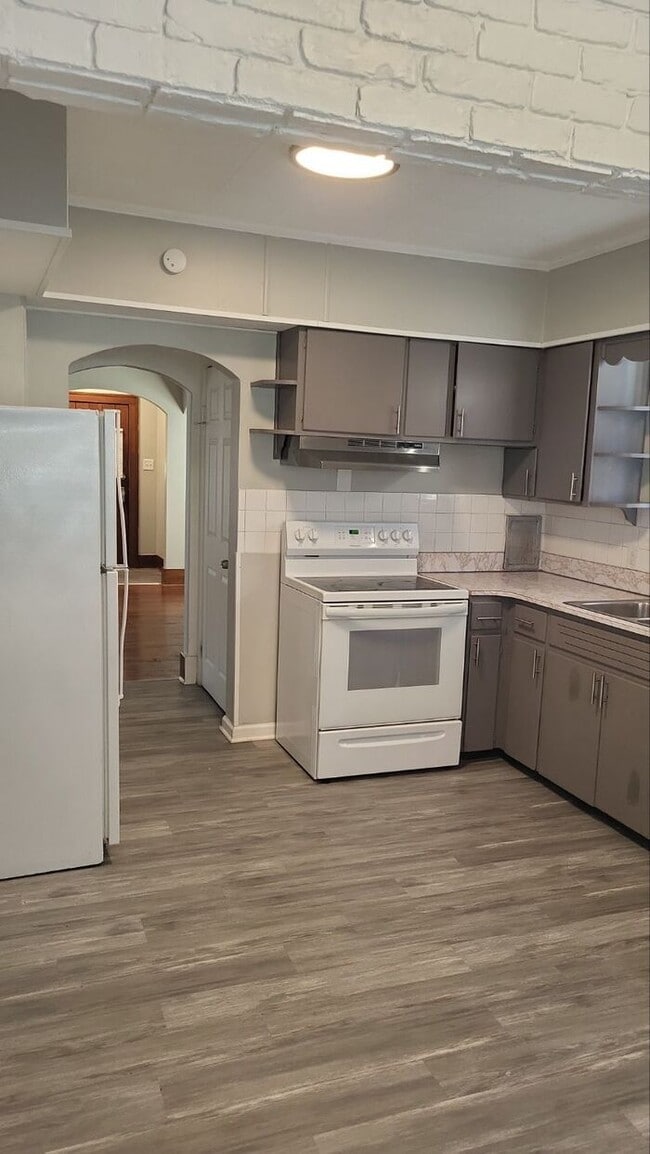Building Photo - WINTER MOVE IN SPECIAL!! 3 Bed 1 Bath Upda...