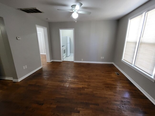 Foto del edificio - 3 bedroom, 1.5 bathroom house located in E...