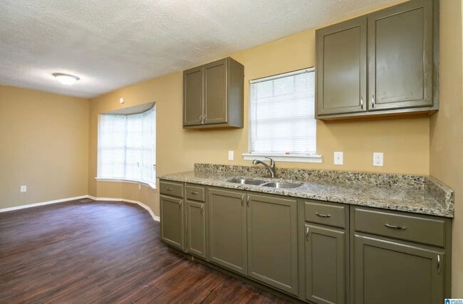 Building Photo - 4/2 Adamsville Home