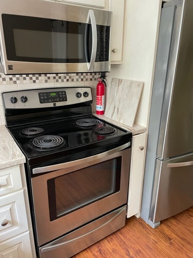 Building Photo - Quaint Towne Home close to all!