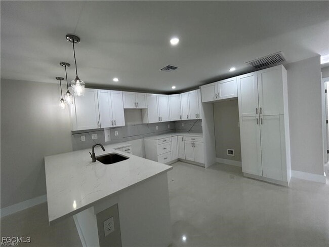 Foto del edificio - 405-407 Chalet Ave S