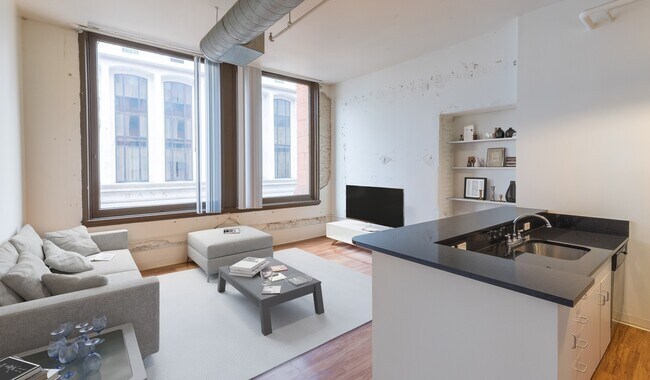 La cocina se abre a la sala de estar. - Boston Lofts
