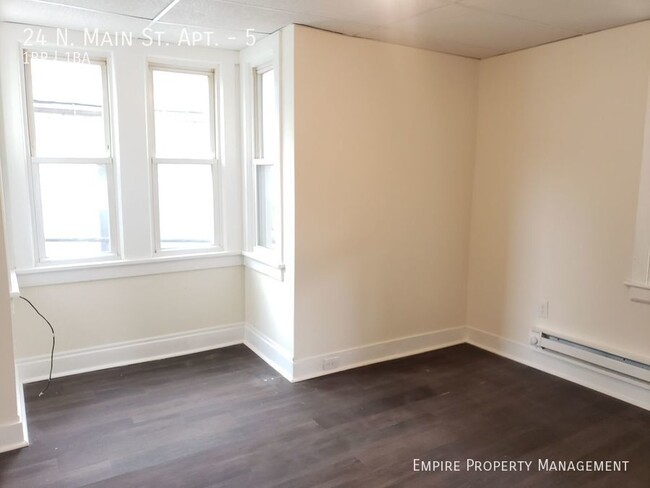 Building Photo - 2nd Floor: 1 Bedroom/ 1 Bathroom Apartment...