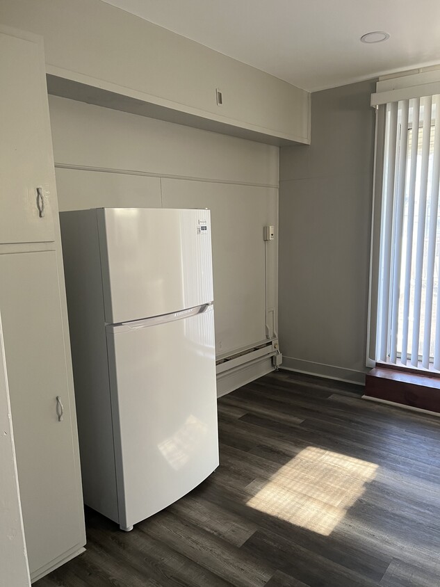Electrodomésticos de tamaño estándar | Cocina con espacio para comer - 1521 S Broad St