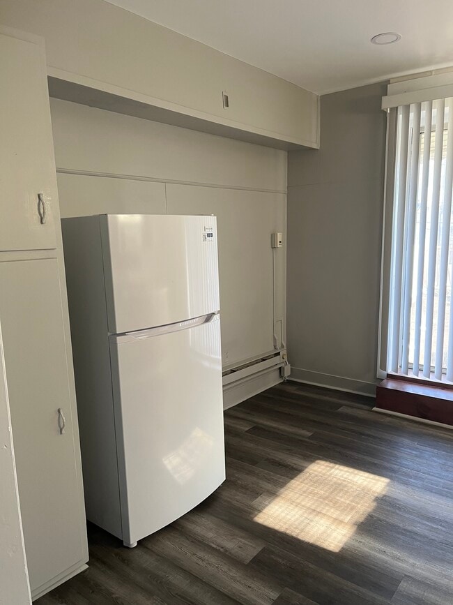 Electrodomésticos de tamaño estándar | Cocina con espacio para comer - 1521 S Broad St