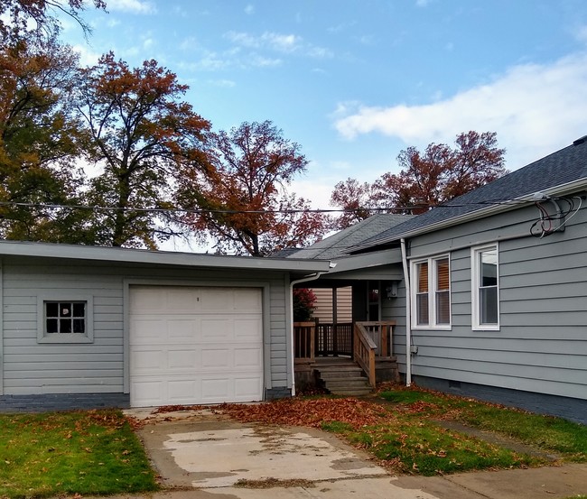 Building Photo - 907 Clearview Ave