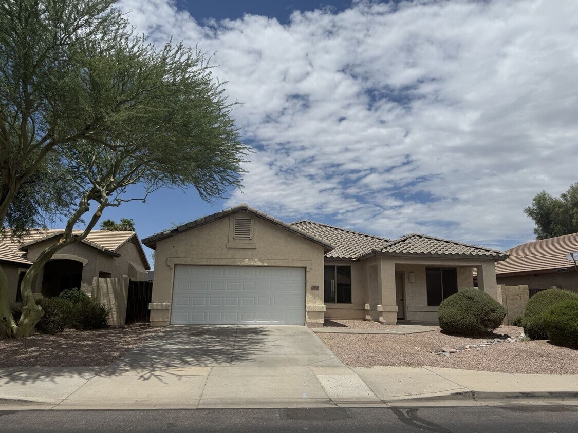 Foto principal - Large-4 bedrooms plus Den in Mesa