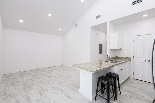 Foto del edificio - 3911 Casa Blanca Lake Rd