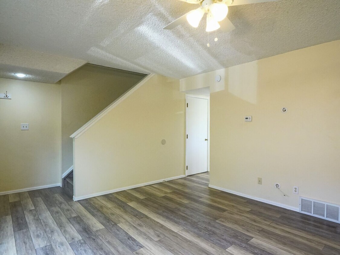 Foto principal - Beautiful 2 Bed 2.5 Bath Townhome!!