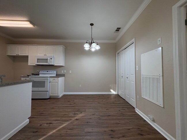Building Photo - One Bed Condo in Gated Davis Oaks Community