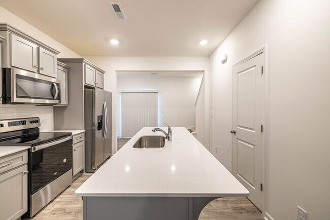 Foto del edificio - 2 Bedroom Townhome in Lowell (Minutes from I-85)- MOVE IN READY