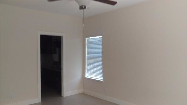 Building Photo - 1216 E Pine Ridge Ave