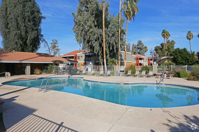 Piscina - The Square on Indian School