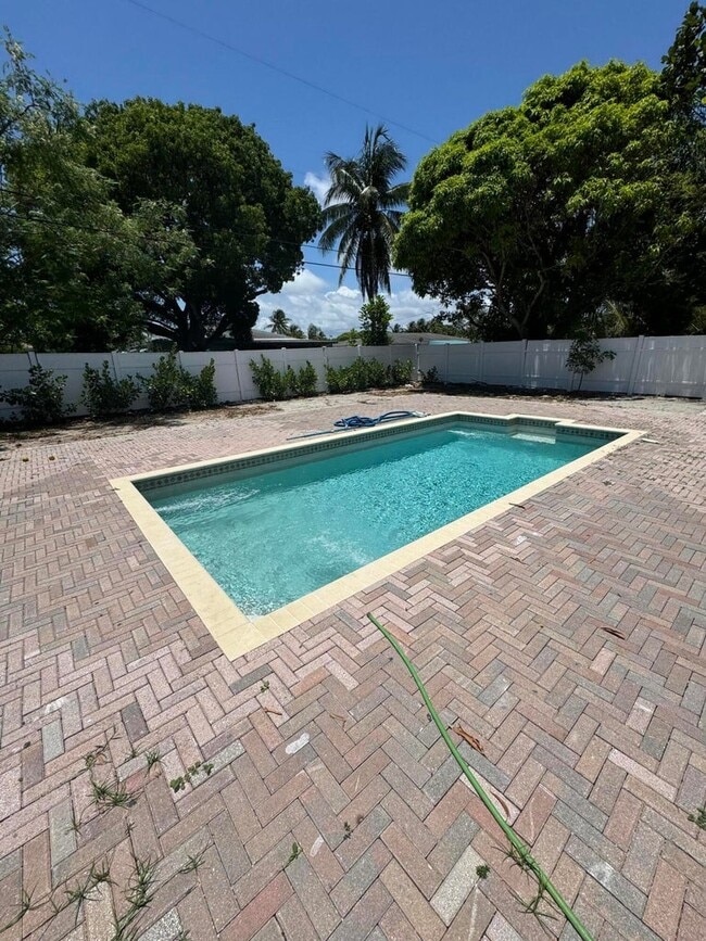 Building Photo - 330 Cypress Dr