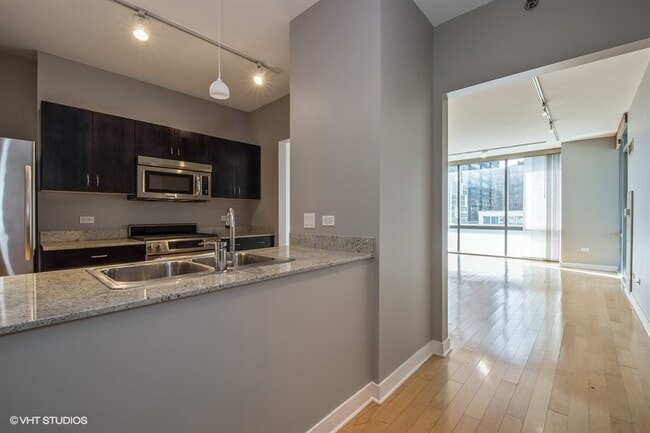 Building Photo - 8 E Randolph St