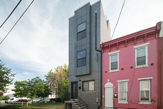 Building Photo - 1910 Monument St