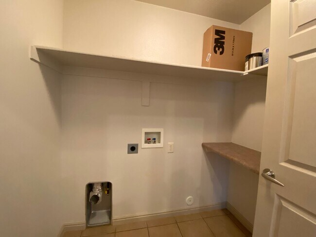 Foto del edificio - SPACIOUS HOME FOR RENT!