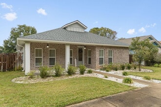 Building Photo - 33 8th Ave