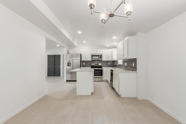 Foto del edificio - 2110 N Highland Ave