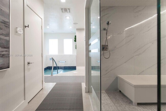 Foto del edificio - 4779 Collins Ave