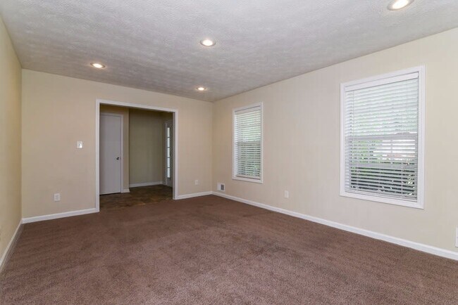 Building Photo - 470 Burgundy Ct