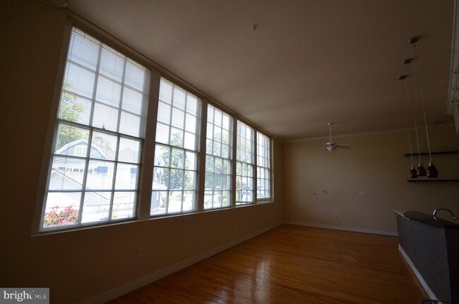 Building Photo - 900 Barton Street Unit 202