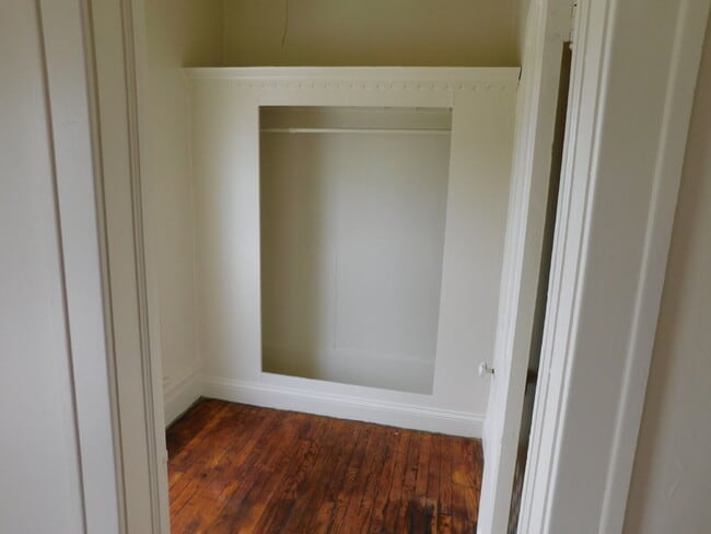 Building Photo - Move In Ready Upper Unit Apartment
