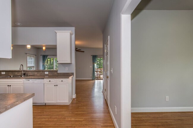 Foto del edificio - Rare opportunity to rent on LAKE MURRAY!