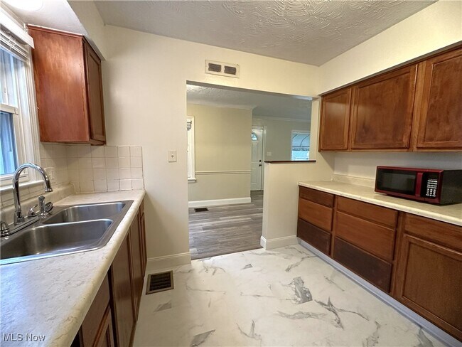 Foto del edificio - 1381 Dover Ave