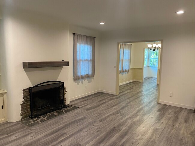 Foto del edificio - 1523 N Grand Oaks Ave