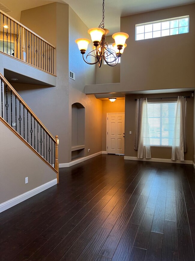 Building Photo - Spectacular 2 Story Home: 2 Weeks Free Rent