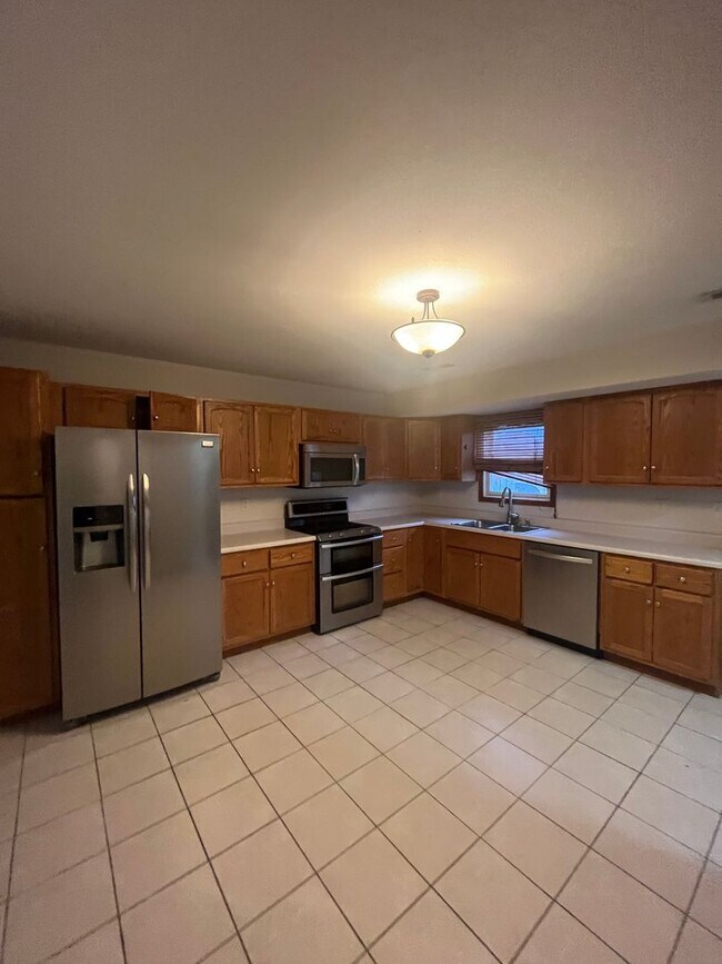 Building Photo - 2 Bedroom 1.5 Bath Townhouse in Chatham