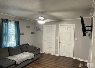 Building Photo - 305 Oak Tree Ave