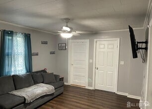 Building Photo - 305 Oak Tree Ave
