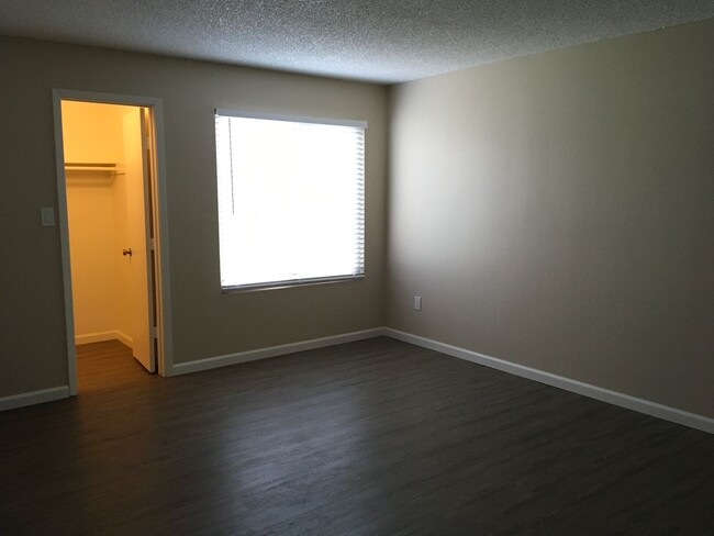 Building Photo - BEAUTIFUL FULLY REMODELED 2 BEDROOM/1 BATH...