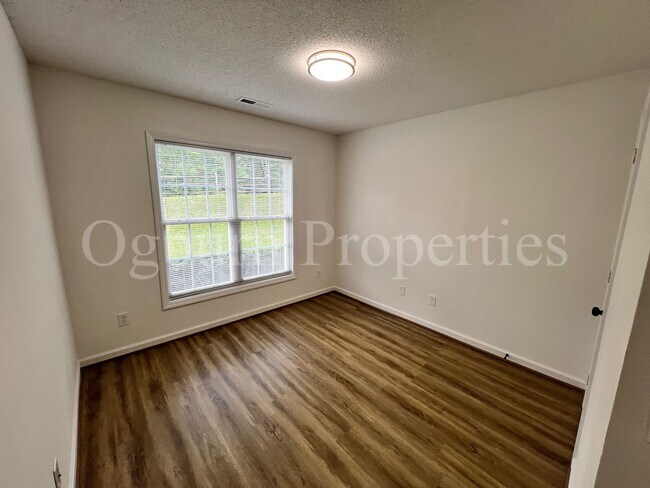 Building Photo - 3568 Milhaven Rd