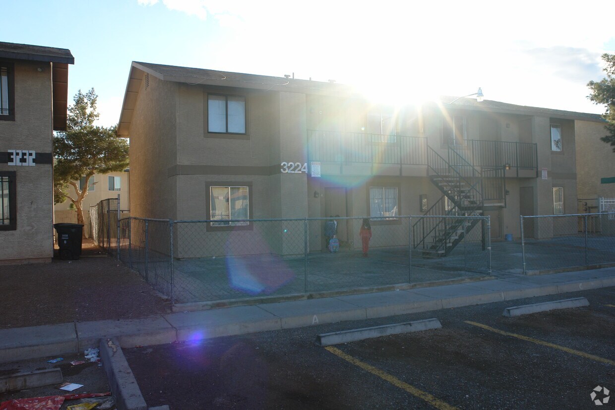 Building Photo - Arroyo Apartments