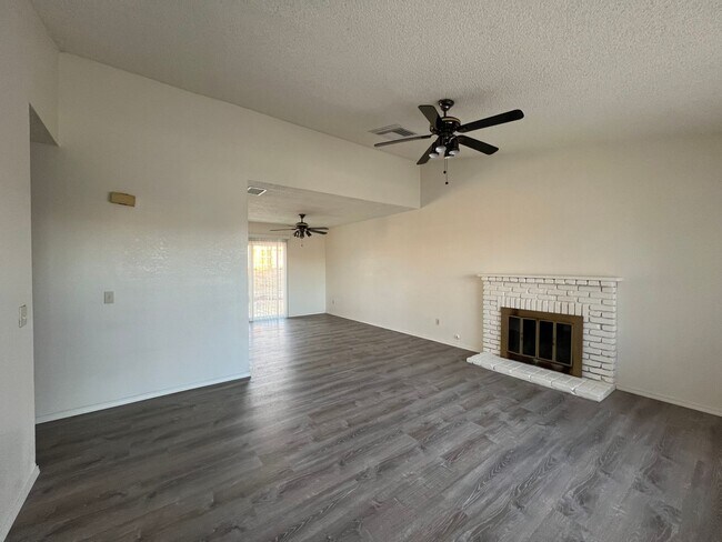 Building Photo - Remodeled 3 Bedroom 2 Bathroom House Locat...