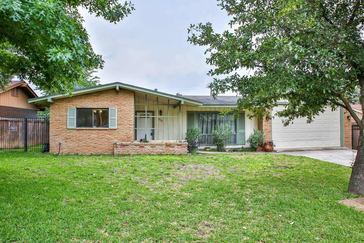 Primary Photo - 306 Coronet St