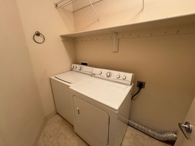 Building Photo - Cozy 3 Bedroom Condo Near Bear Creek Park ...