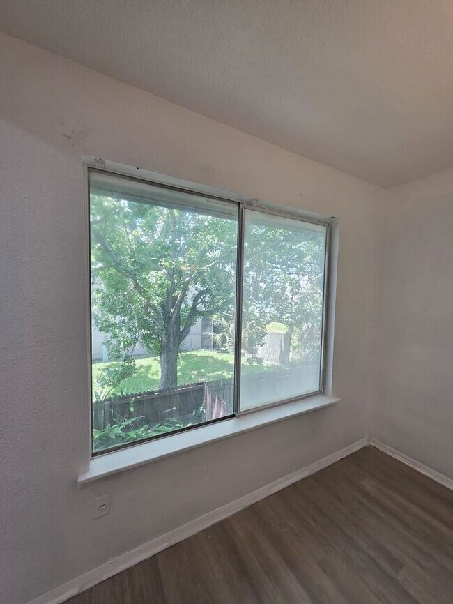 Foto del edificio - Spacious one bedroom near The Mall of Mill...