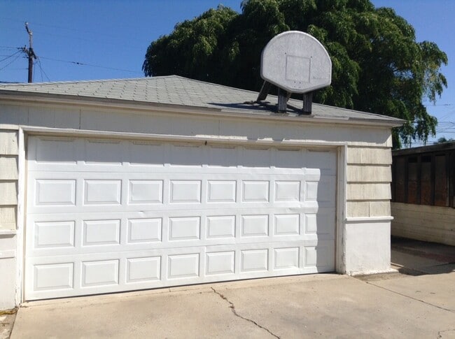 Building Photo - Beach House with Big Garage